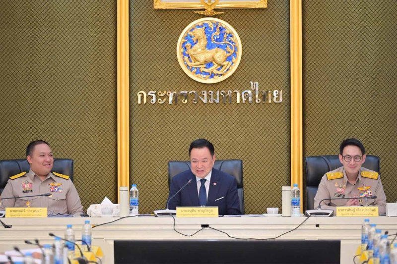 นายกรัฐมนตรีและรัฐมนตรีว่าการกระทรวงมหาดไทย อนุทิน ชาญวีรกูล (กลาง) กล่าวปราศรัยในการประชุมทางไกลผ่านจอภาพที่กระทรวงมหาดไทยเมื่อวันพฤหัสบดี โดยมีรัฐมนตรีช่วยว่าการกระทรวงมหาดไทย พลตรี ประลพี สุวรรณชีวี (ซ้าย) และ นายวรสิทธิ์ เลียงประสิทธิ์ ร่วมอยู่ด้วย (ภาพ: กระทรวงมหาดไทย)