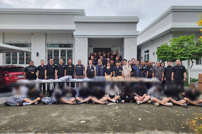ตำรวจจับกุมแก๊งคอลเซ็นเตอร์ชาวเกาหลีใต้ 12 คน และหัวหน้าชาวจีนในอำเภอบางพลี จังหวัดสมุทรปราการ เมื่อวันที่ 1 กันยายน (ภาพ: กองบัญชาการตำรวจสอบสวนกลาง)