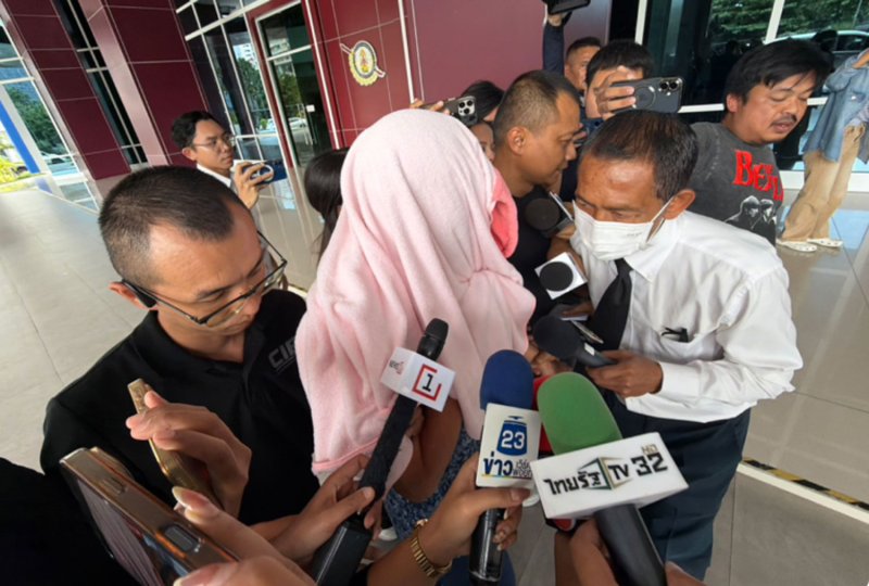 ตำรวจควบคุมตัว นายประวิตร “เฮง” จารุรัชกุล อดีตผู้สมัคร ส.ส. พรรคเพื่อไทย วัย 62 ปี ส่งกองบังคับการป้องกันปราบปรามการทุจริตและประพฤติมิชอบ เพื่อสอบปากคำ หลังถูกจับกุมเมื่อวันที่ 27 ส.ค. ในกรุงเทพฯ ในข้อหาเรียกรับเงินเพื่อช่วยเหลือผู้สมัครให้สอบผ่านการสอบเข้ารับราชการในจังหวัดศรีสะเกษ (ภาพ: จัดหาให้/วัสสาโยส งามคำ)
