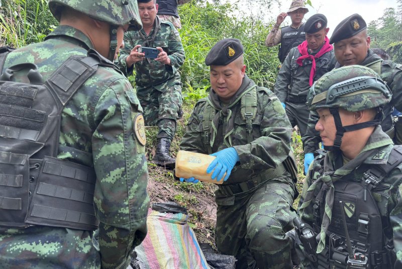 ทหารตรวจสอบยาบ้าที่ซุกซ่อนอยู่ในกระสอบดัดแปลง หลังปะทะกับผู้ต้องสงสัยลักลอบขนยาเสพติดใน อ.เชียงดาว จ.เชียงใหม่ เมื่อวันเสาร์ (ภาพ: กองกำลังผาเมือง)