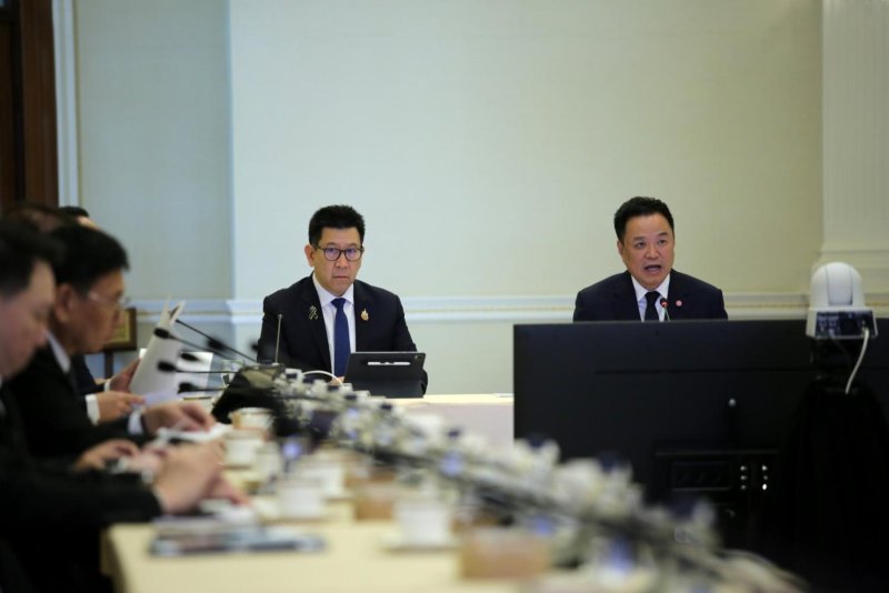 นายอนุทิน ชาญวีรกูล นายกรัฐมนตรีไทย (ขวา) เป็นประธานการประชุมครั้งแรกของคณะกรรมการนโยบายศูนย์ข้อมูลแห่งชาติ ที่ทำเนียบรัฐบาล เมื่อวันศุกร์ (ภาพ: ชนัต กตัญญู)