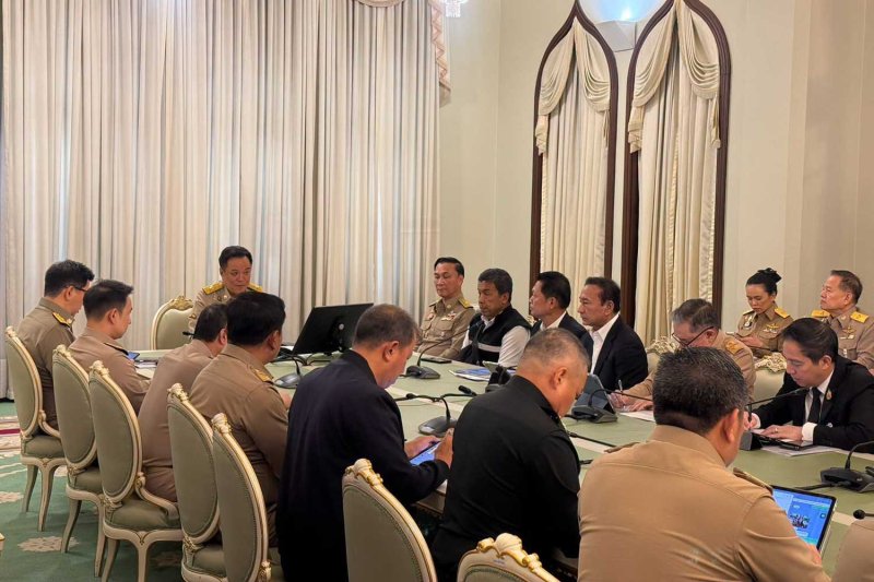 นายกรัฐมนตรีอนุทิน ชาญวีรกูล เป็นประธานการประชุมแก้ไขปัญหาน้ำท่วมที่ทำเนียบรัฐบาล เมื่อวันจันทร์