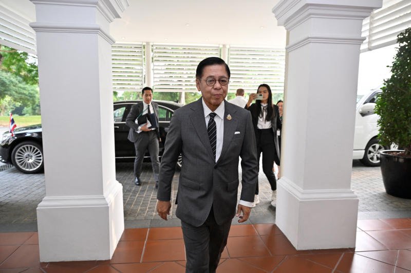 รัฐมนตรีต่างประเทศไทย ศรีศักดิ์ พ่วงเกตุแก้ว เดินทางถึงการประชุมกับรัฐมนตรีต่างประเทศและความร่วมมือนานาชาติกัมพูชา ปรัก สุคนธ์ ที่สิงคโปร์เมื่อวันอังคาร ซึ่งเป็นกระบวนการประนีประนอมภายใต้อนุสัญญาสหประชาชาติว่าด้วยกฎหมายทะเล