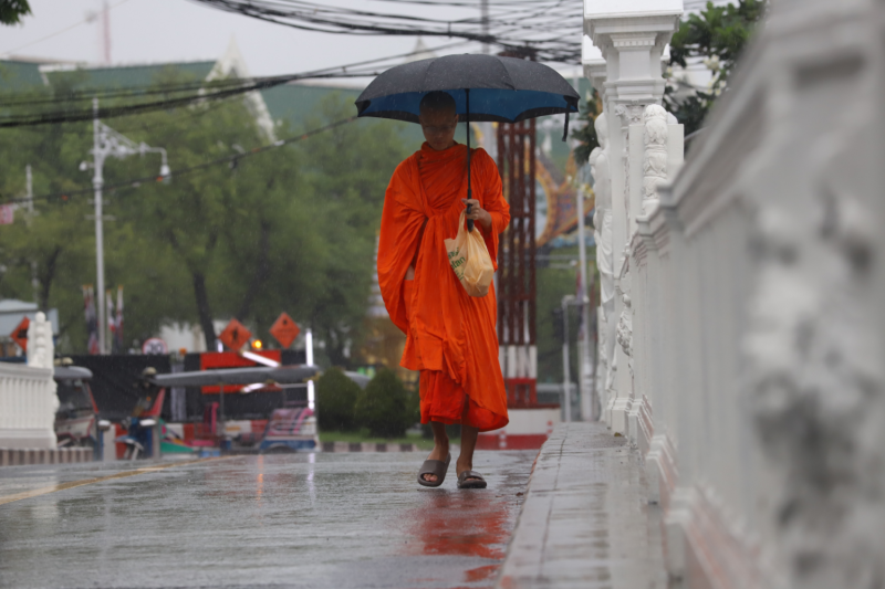พระภิกษุเดินฝ่าสายฝนในกรุงเทพฯ เมื่อวันที่ 26 กันยายน