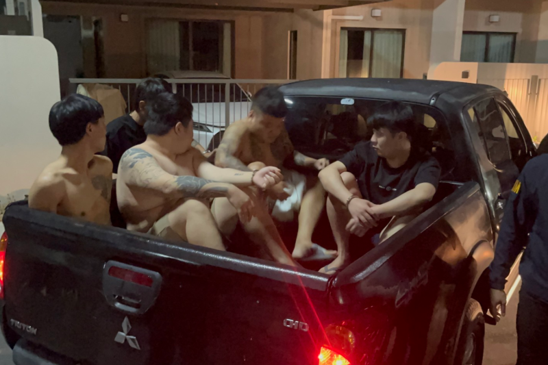 ผู้ต้องสงสัยชาวจีน 4 คน ถูกควบคุมตัวขึ้นรถตำรวจ หลังถูกกล่าวหาว่ากักขังหญิงสาวชาวจีน 3 คน เพื่อล่วงละเมิดทางเพศและรีดไถเงินที่บ้านในอำเภอบางละมุง จังหวัดชลบุรี เมื่อวันพุธ (ภาพ: จัดหาให้ / อัมพร แสงแก้ว)