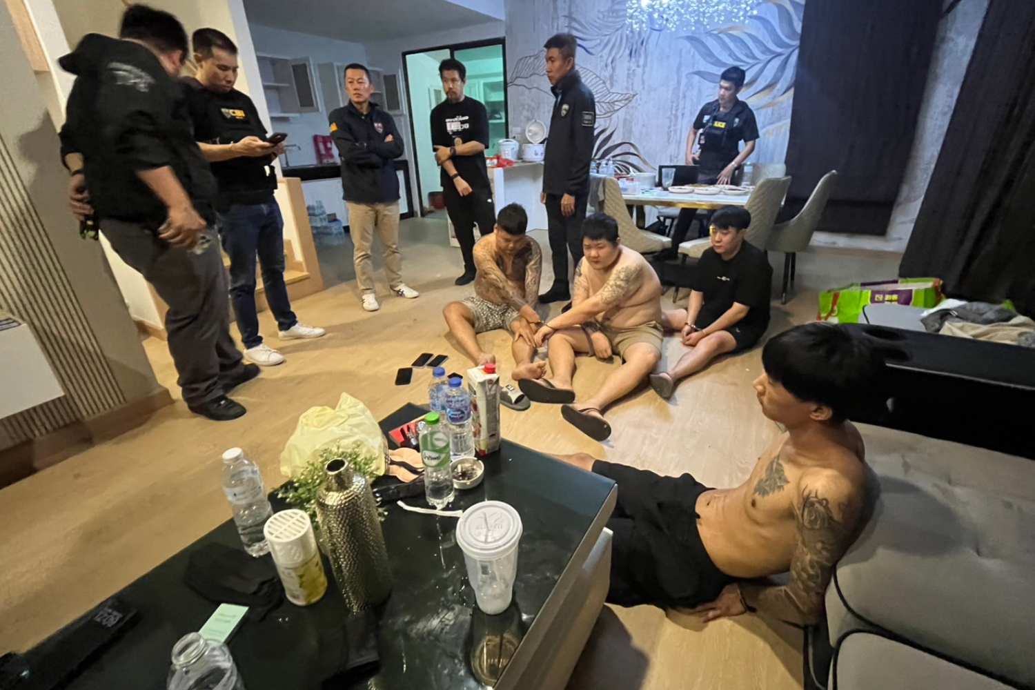 ตำรวจควบคุมตัวชายชาวจีน 4 คน ที่บ้านในตำบลตะเคียนเตี้ย อำเภอบางละมุง จังหวัดชลบุรี เมื่อวันพุธ