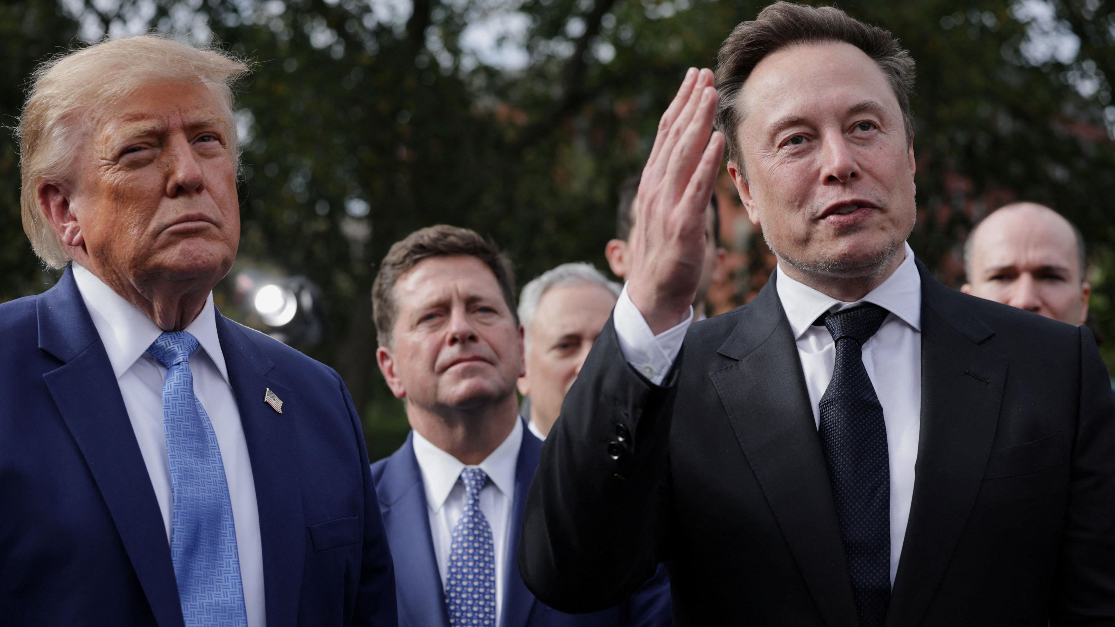 ประธานาธิบดีสหรัฐฯ โดนัลด์ ทรัมป์ และผู้ก่อตั้งและซีอีโอ SpacexAI อีลอน มัสก์ กล่าวต่อสื่อมวลชนที่ถนนรถแล่นทำเนียบขาว หลังการรับประทานอาหารกลางวันสำหรับผู้นำด้านเทคโนโลยีในห้อง East Room กรุงวอชิงตัน ดี.ซี. สหรัฐฯ วันที่ 29 กันยายน 2026