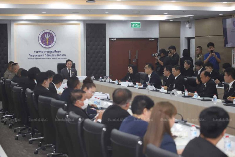 รัฐมนตรีว่าการกระทรวงการอุดมศึกษาฯ ยอดชนันท์ วงศ์สวัสดิ์ เป็นประธานการประชุมร่วมกับผู้บริหารสถาบันการศึกษาคู่กรณีทั้งสองแห่งและตำรวจนครบาล ที่กระทรวงในกรุงเทพฯ เมื่อวันพุธ (ภาพ: วรุฒ หิรัญเทพ)