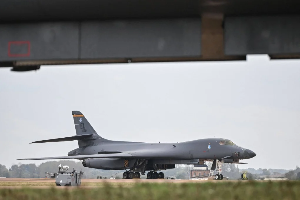 เครื่องบินทิ้งระเบิด B-1 Lancer ของกองทัพอากาศสหรัฐฯ จอดอยู่บนลานจอดที่ฐานทัพ RAF Fairford ในเมืองแฟร์ฟอร์ด ทางตะวันตกเฉียงใต้ของอังกฤษ เมื่อวันอาทิตย์