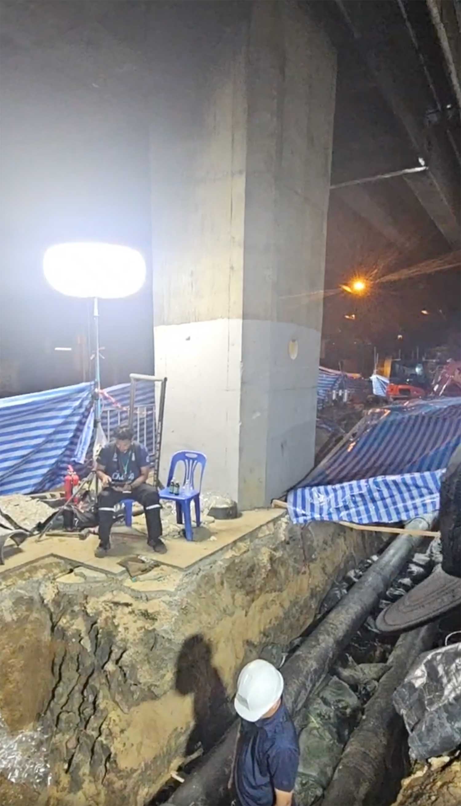 เสาทางด่วนตั้งอยู่บนฐานรากบริเวณที่ท่อส่งน้ำมันรั่ว