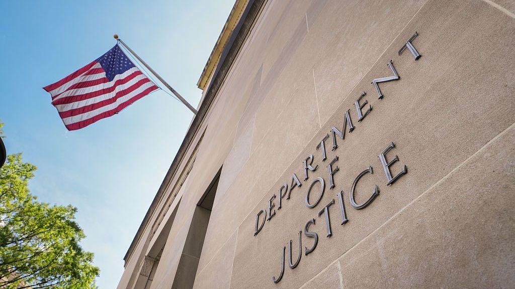 ป้ายระบุที่ตั้งอาคารสำนักงานใหญ่กระทรวงยุติธรรมสหรัฐฯ (DOJ) เมื่อวันที่ 30 เมษายน 2025 ในกรุงวอชิงตัน ดี.ซี.