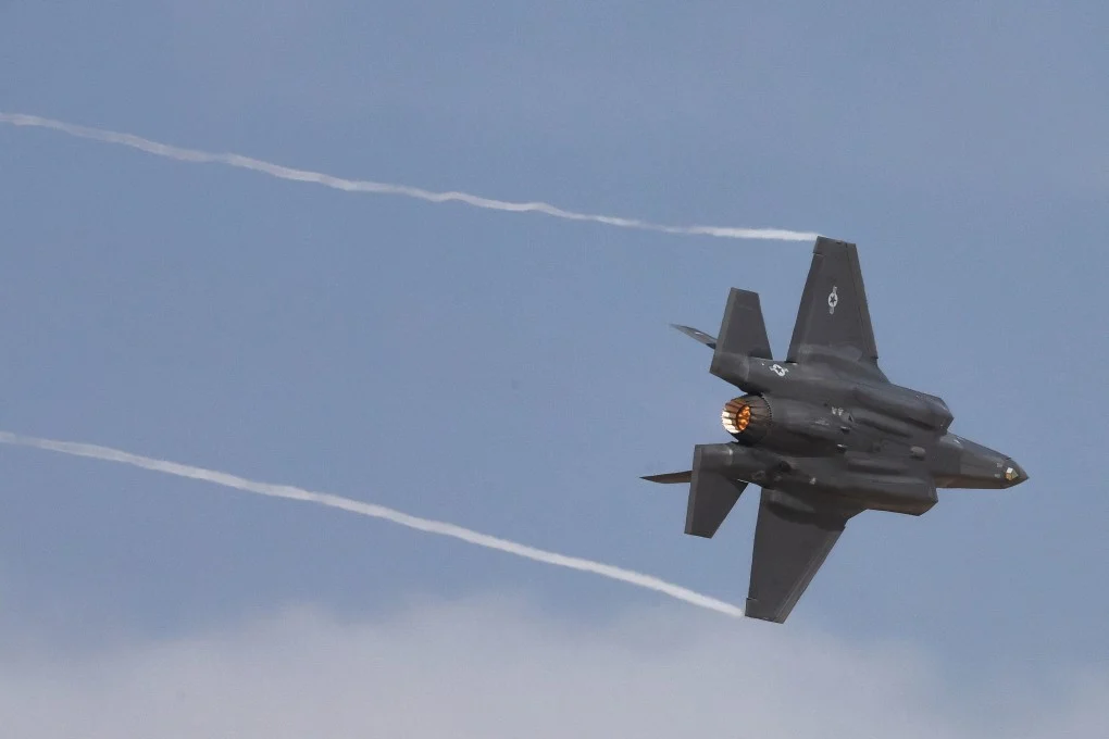 เครื่องบิน F-35 กำลังแสดงสมรรถนะในงานดูไบแอร์โชว์เมื่อเดือนพฤศจิกายน 2025 ภาพ: รอยเตอร์