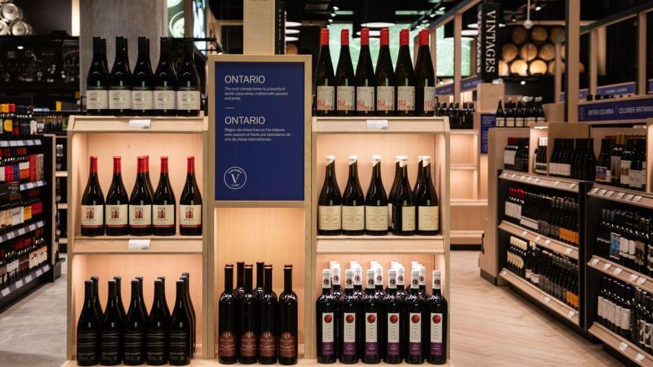 ขวดไวน์ออนแทรีโอหลายขวดวางอยู่บนชั้นที่ร้าน Liquor Control Board of Ontario (LCBO) Queen's Quay ในเมืองโทรอนโต รัฐออนแทรีโอ ประเทศแคนาดา โดยมีป้ายกำกับว่า ONTARIO