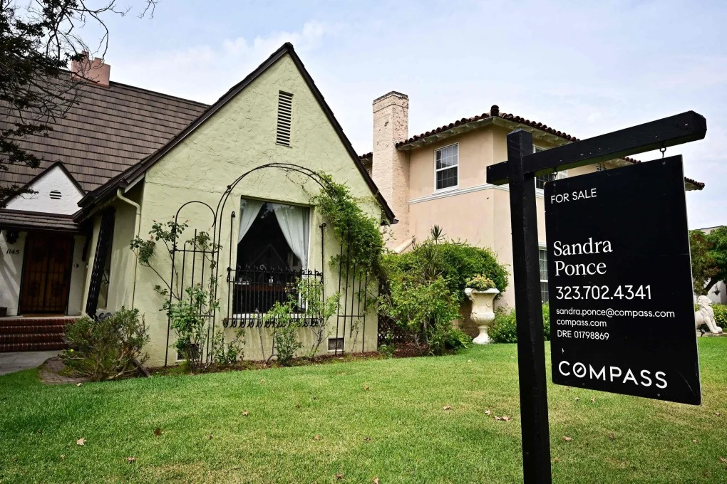 ป้าย ‘ขาย’ ติดอยู่ข้างทรัพย์สินที่กำลังประกาศขายในเมืองอัลฮัมบรา รัฐแคลิฟอร์เนีย