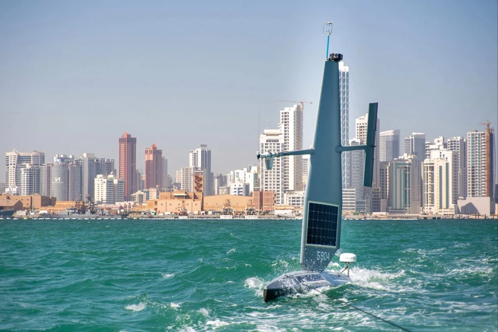 ภาพที่เผยแพร่เมื่อเดือนมกราคม 2022 แสดงเรือไร้คนขับ Saildrone Explorer ในอ่าวอาหรับนอกชายฝั่งบาห์เรน ภาพ: หน่วยบัญชาการกลางสหรัฐฯ ผ่าน AFP