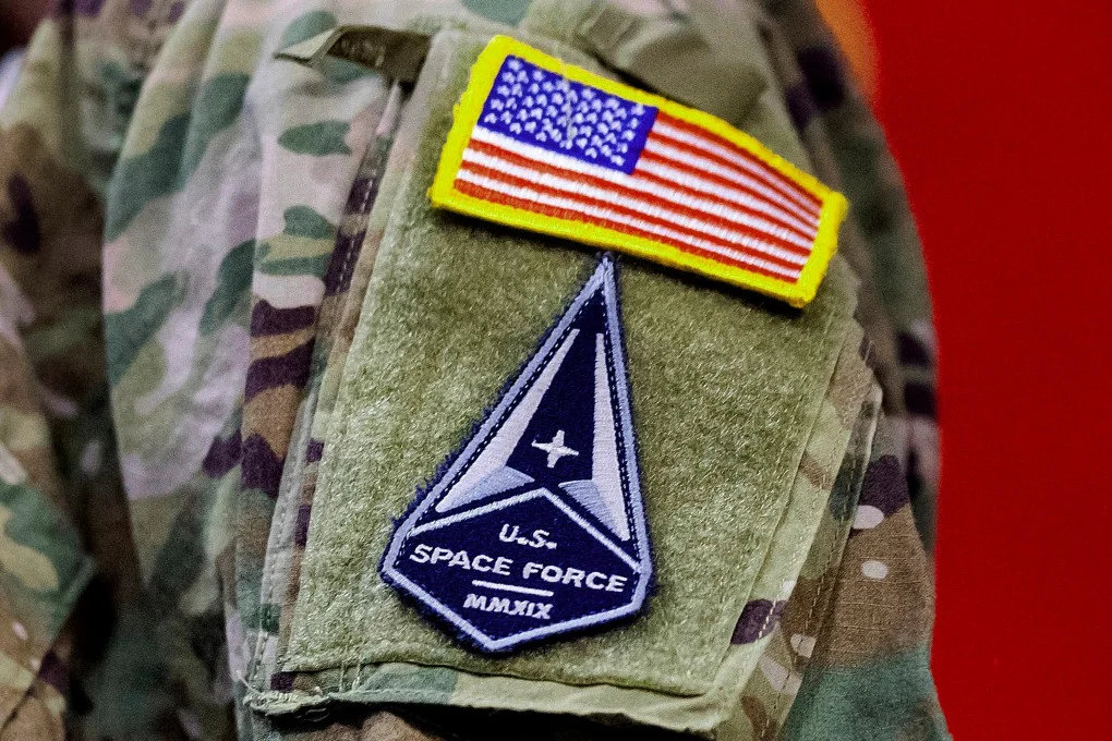 ทหารสวมเครื่องแบบหน่วย Space Force ของสหรัฐฯ ระหว่างพิธีที่ฐานทัพอากาศ Travis รัฐแคลิฟอร์เนีย เมื่อเดือนกุมภาพันธ์ 2021 ภาพ: AP