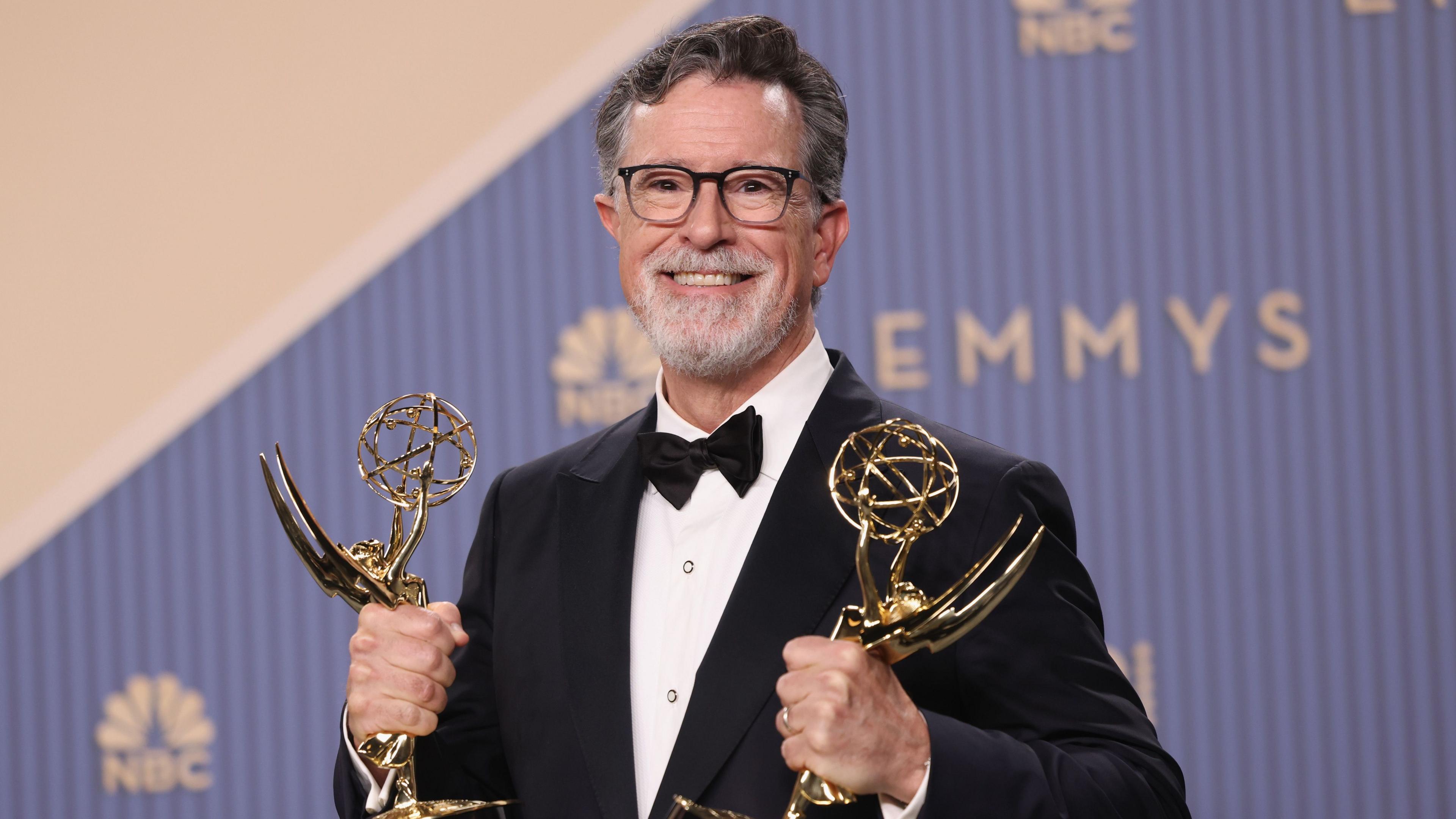 สตีเฟน โคลเบิร์ต ผู้ชนะรางวัลรายการวาไรตี้ยอดเยี่ยมสำหรับ “The Late Show With Stephen Colbert” โพสท่าหลังเวทีในงานประกาศผลรางวัลไพรม์ไทม์เอ็มมี่ อวอร์ดส์ ครั้งที่ 78 ที่โรงละครพีค็อก เมื่อวันที่ 14 กันยายน 2026 ในลอสแอนเจลิส แคลิฟอร์เนีย