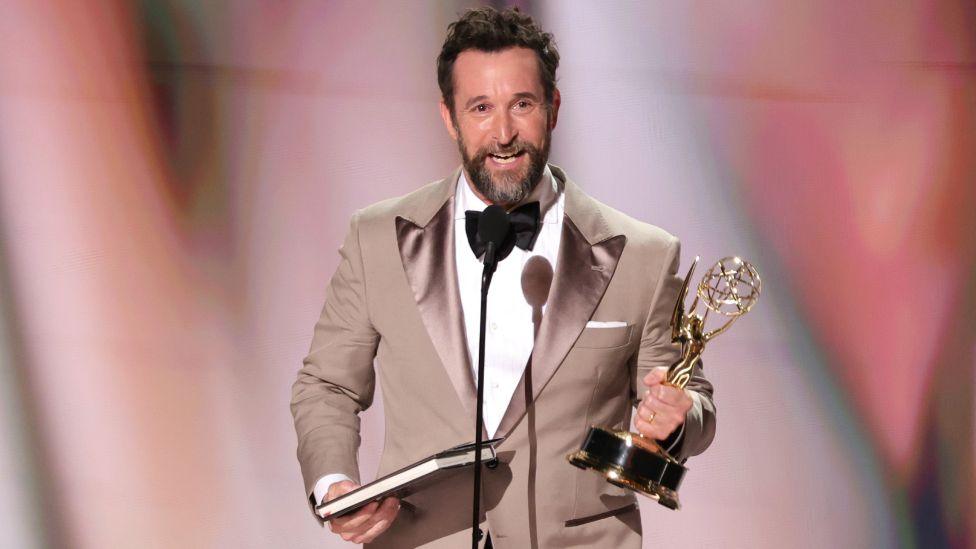 โนอาห์ ไวลีย์ รับรางวัลนักแสดงนำชายยอดเยี่ยมในซีรีส์ดราม่าสำหรับ "The Pitt" บนเวทีในงานประกาศผลรางวัลไพรม์ไทม์เอ็มมี่ อวอร์ดส์ ครั้งที่ 78 ที่โรงละครพีค็อก เมื่อวันที่ 14 กันยายน 2026 ในลอสแอนเจลิส แคลิฟอร์เนีย