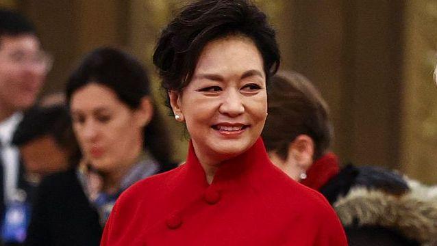 ภาพระยะใกล้ของเผิง ลี่หยวน ภริยาประธานาธิบดีสี จิ้นผิง ของจีน ในชุดเดรสสีแดง
