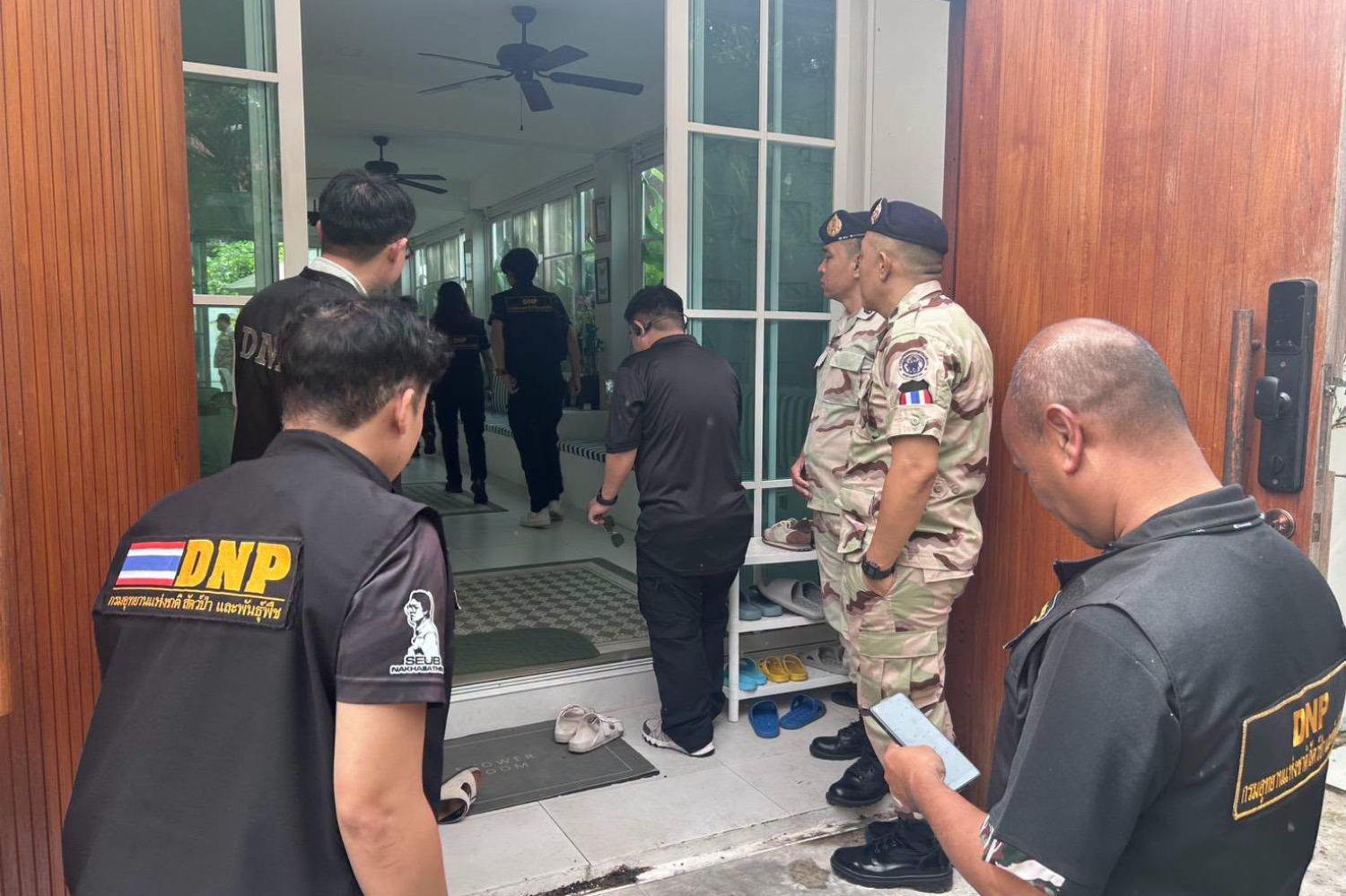 เจ้าหน้าที่บุกเข้าตรวจค้นโรงแรมที่ไม่ได้ขออนุญาตบนถนนเจริญสุข ตำบลช้างเผือก อำเภอเมือง จังหวัดเชียงใหม่ เมื่อวันศุกร์ที่ผ่านมา