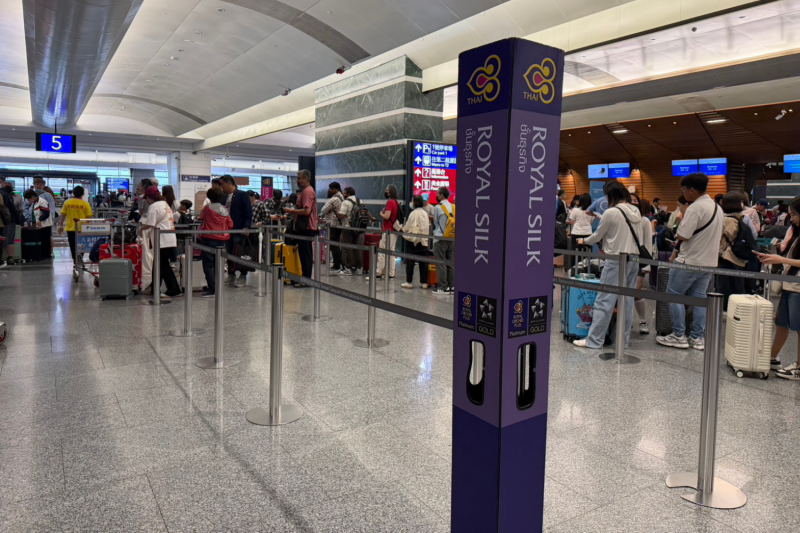 ผู้โดยสารต่อคิวเช็คอินเที่ยวบินของสายการบินไทย ที่สนามบินนานาชาติเถาหยวน ในกรุงไทเป เมื่อเช้าวันพฤหัสบดี (ภาพจัดหามาให้)