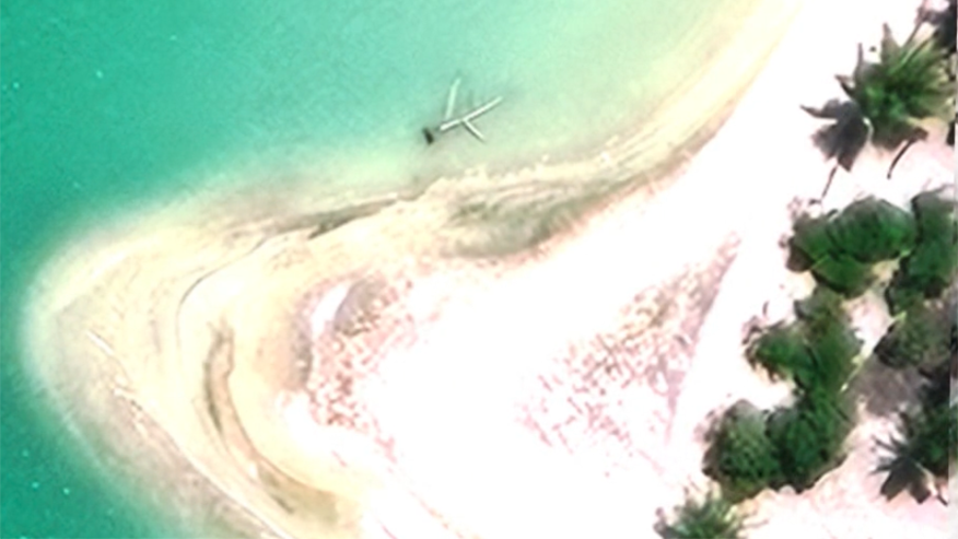 ภาพถ่ายดาวเทียมแสดงวัตถุ Taraia ในทะเลสาบปิดบนเกาะ Nikumaroro