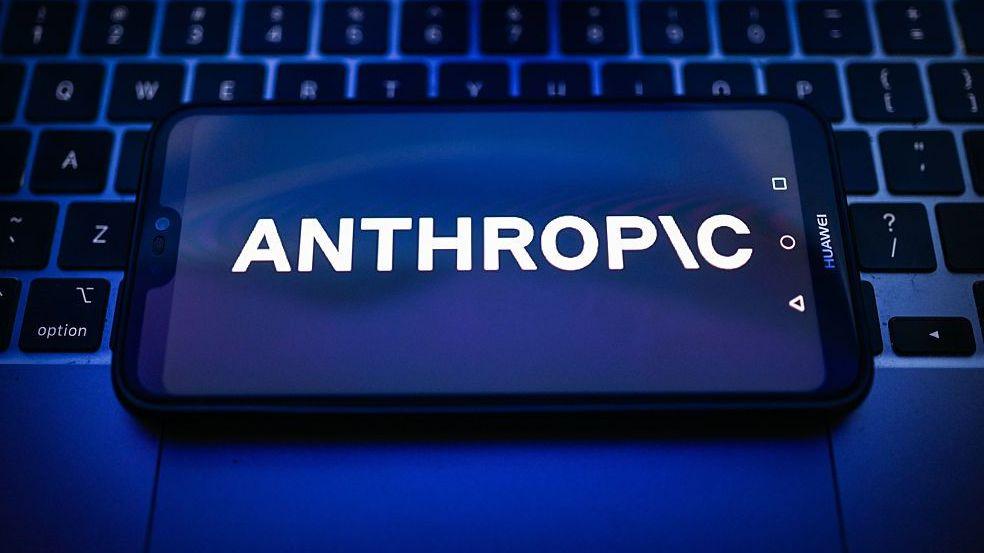 โลโก้ Anthropic บนหน้าจอโทรศัพท์