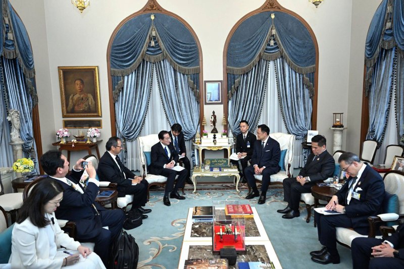 นายกรัฐมนตรี อนุทิน ชาญวีรกูล (กลางขวา) ต้อนรับและหารือกับอดีตนายกรัฐมนตรีญี่ปุ่น ฟูมิโอะ คิชิดะ (กลางซ้าย) ที่ทำเนียบรัฐบาลระหว่างการเยือนประเทศไทยเมื่อวันจันทร์ (ภาพ: รัฐบาลไทย)