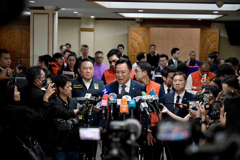 นายกรัฐมนตรีอนุทิน ชาญวีรกูล แถลงข่าวสถานการณ์น้ำท่วมทั่วไทยหลังการประชุมศูนย์บัญชาการป้องกันและลดสาธารณภัยเมื่อเช้าวันศุกร์ (ภาพ: รัฐบาลไทย)
