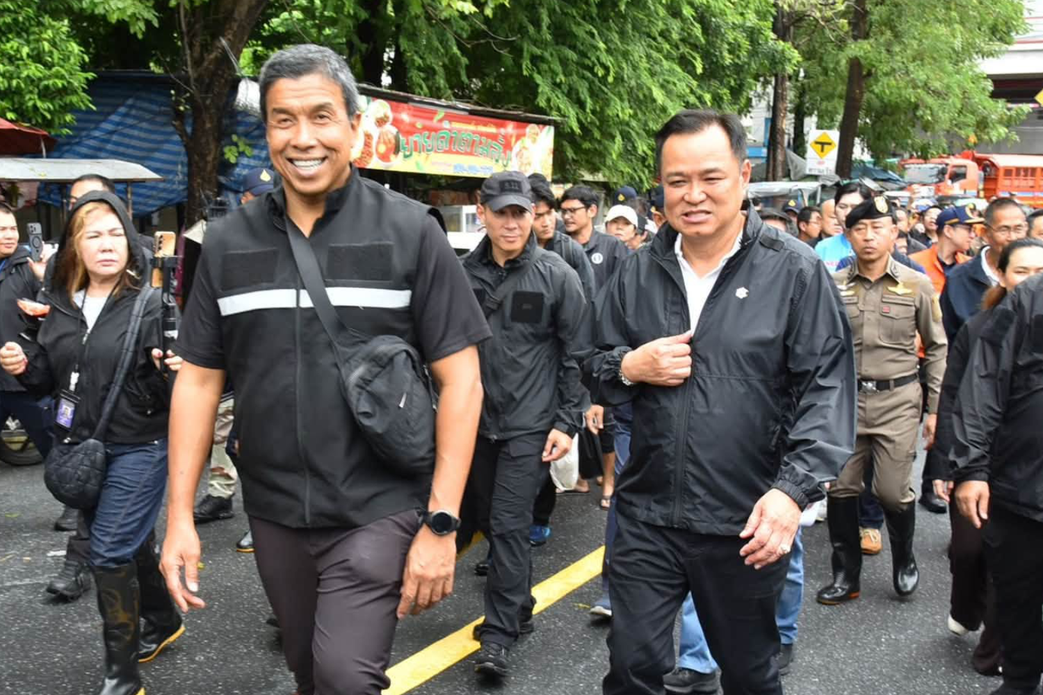 ผู้ว่าราชการกรุงเทพมหานคร ชัชชาติ สิทธิพันธุ์ และนายกรัฐมนตรี อนุทิน ชาญวีรกูล ติดตามสถานการณ์น้ำท่วมในกรุงเทพฯ เมื่อวันที่ 27 กันยายน (ภาพ: กทม.)