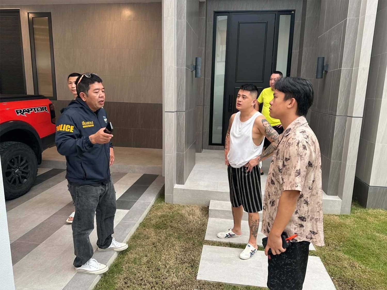 นักสืบพูดคุยกับเหยื่อที่บ้านพักของพวกเขาเมื่อวันอังคาร