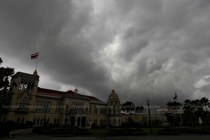 กลุ่มเมฆฝนรวมตัวเหนือทำเนียบรัฐบาลในกรุงเทพฯ เมื่อวันอังคาร (ภาพ: ชนัต ขจรอยู่)
