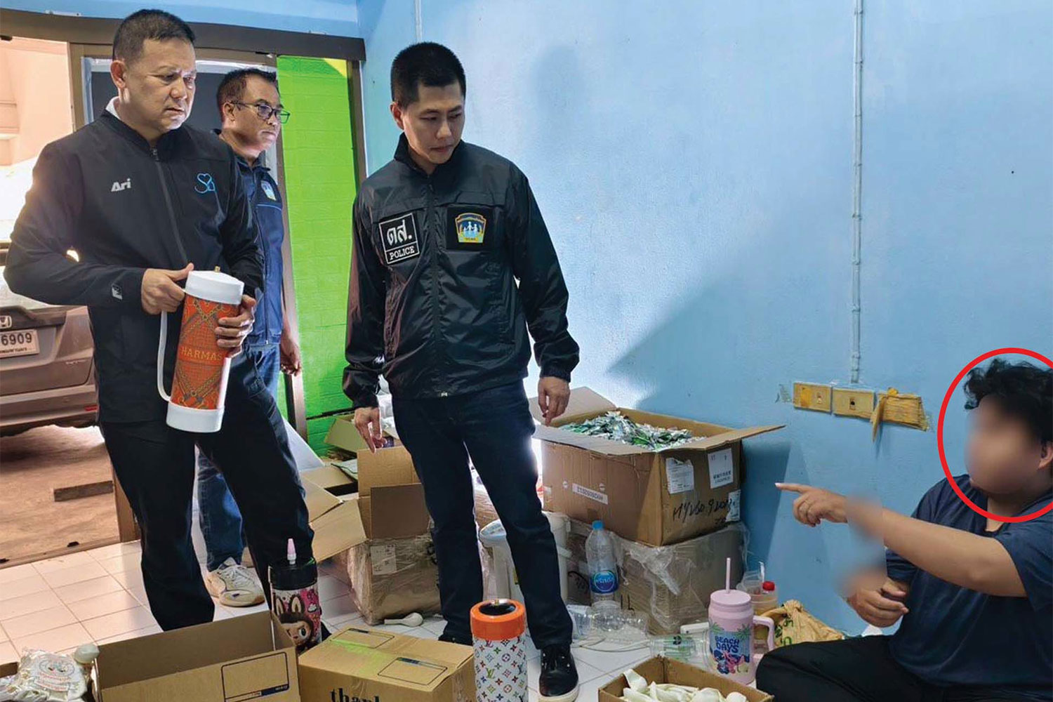 ตำรวจจับกุมผู้ต้องสงสัยวัย 19 ปี (ขวา) ที่ห้องพักคอนโดมิเนียมในกรุงเทพฯ