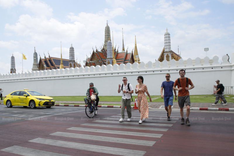 นักท่องเที่ยวข้ามถนนใกล้พระบรมมหาราชวังเมื่อวันที่ 20 มีนาคม (ภาพ: ภัทรพงศ์ ฉัตรภัทรศิลป์)