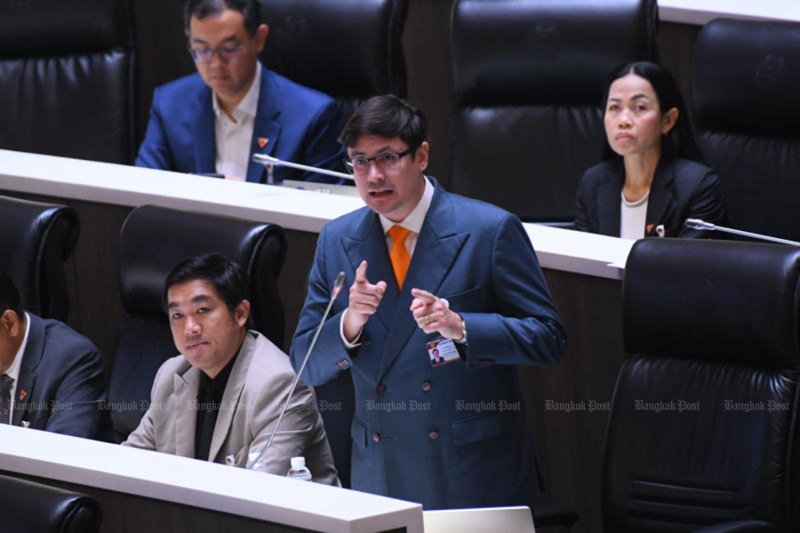ส.ส. รังสิมันต์ โรม ส.ส. พรรคก้าวไกล กล่าวในการประชุมสภาเมื่อวันที่ 23 เมษายน (ภาพจากแฟ้มของบางกอกโพสต์)