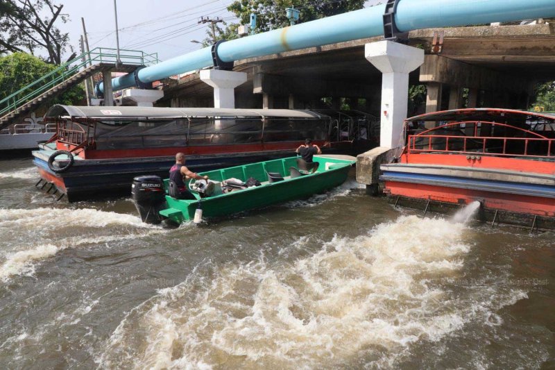 เรือโดยสารถูกนำมาใช้ช่วยเร่งการระบายน้ำในคลองแสนแสบ บริเวณซอยรามคำแหง 21 ในกรุงเทพฯ โดยเรือคลองประมาณ 8 ลำกำลังทำงานใกล้กับจุดรับน้ำของอุโมงค์ระบายน้ำพระราม 9 เพื่อเพิ่มการไหลของน้ำเข้าสู่อุโมงค์ ซึ่งจะระบายน้ำไปยังคลองประเวศบุรีรมย์ ก่อนระบายลงสู่แม่น้ำเจ้าพระยา พรพรหม สัตราภัย
