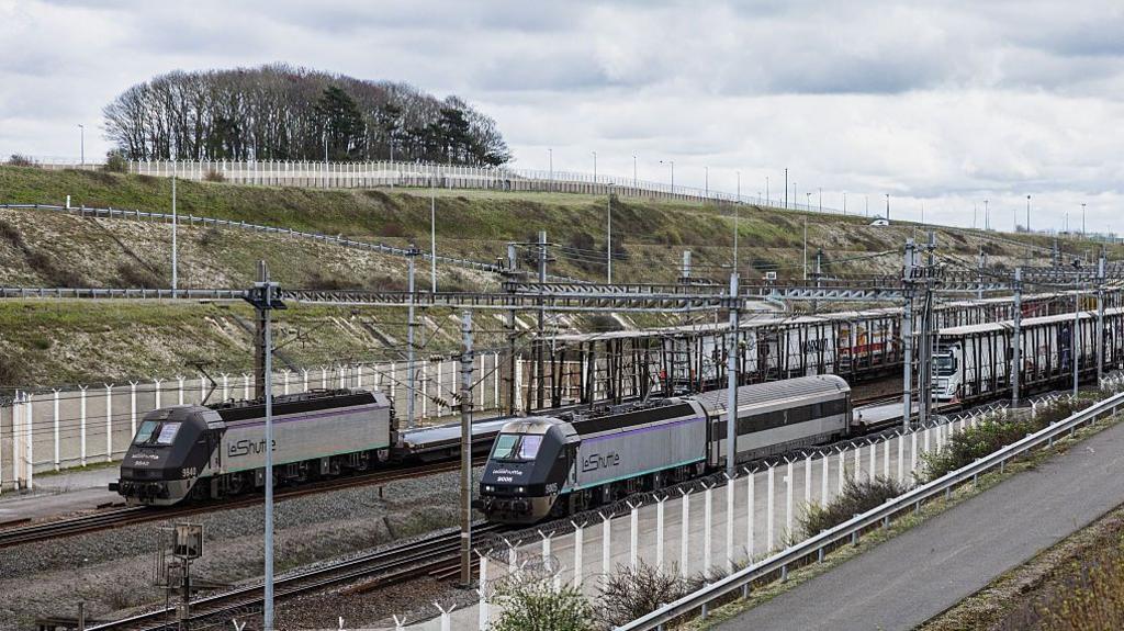 รถไฟใกล้ทางเข้าอุโมงค์ช่องแคบอังกฤษฝั่งฝรั่งเศส
