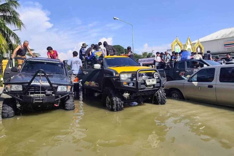 ยานพาหนะยกสูงอพยพผู้ประสบภัยน้ำท่วมในอำเภอบางคล้า จังหวัดฉะเชิงเทรา เมื่อวันอังคาร (ภาพ: กรมประชาสัมพันธ์)