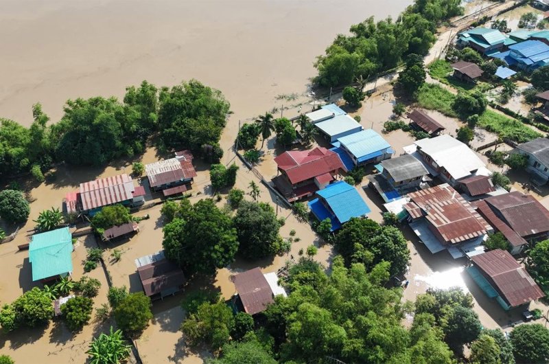 บ้านเรือนหลายร้อยหลังในชุมชนริมน้ำอำเภอสรรพยา จังหวัดชัยนาท ถูกน้ำท่วมหลังจากคันกั้นน้ำพังทลายลงมาอย่างกะทันหันเมื่อคืนนี้