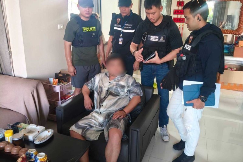 ตำรวจจับกุมผู้ร้ายชาวจีนที่บ้านพักในกรุงเทพฯ เมื่อวันศุกร์ (ภาพจากตำรวจ)