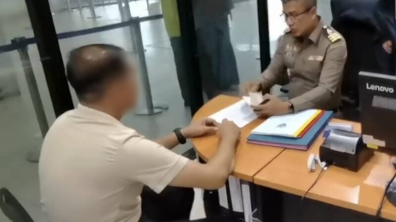 ผู้ต้องสงสัยชายคนหนึ่งถูกตำรวจตรวจคนเข้าเมืองสอบปากคำ (ภาพ: อัศวิน ภักกะวัน)