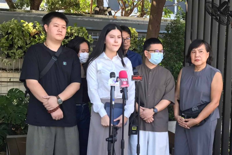 ทนายความปรีชญา บุญประกอบ (กลาง) นำกลุ่มผู้เสียหายชาวจีนเข้ายื่นเรื่องที่กองปราบปรามในกรุงเทพฯ เมื่อวันอังคาร (ภาพที่ได้รับ)