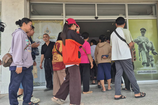 คนงานบางส่วนที่ถูกนายหน้าหลอกลวง เดินทางมายังสถานีตำรวจภูธรพุทไธสง จ.บุรีรัมย์ เมื่อวันอังคาร เพื่อเรียกร้องเงินคืน (ภาพ: สุรชัย พีระกษา)