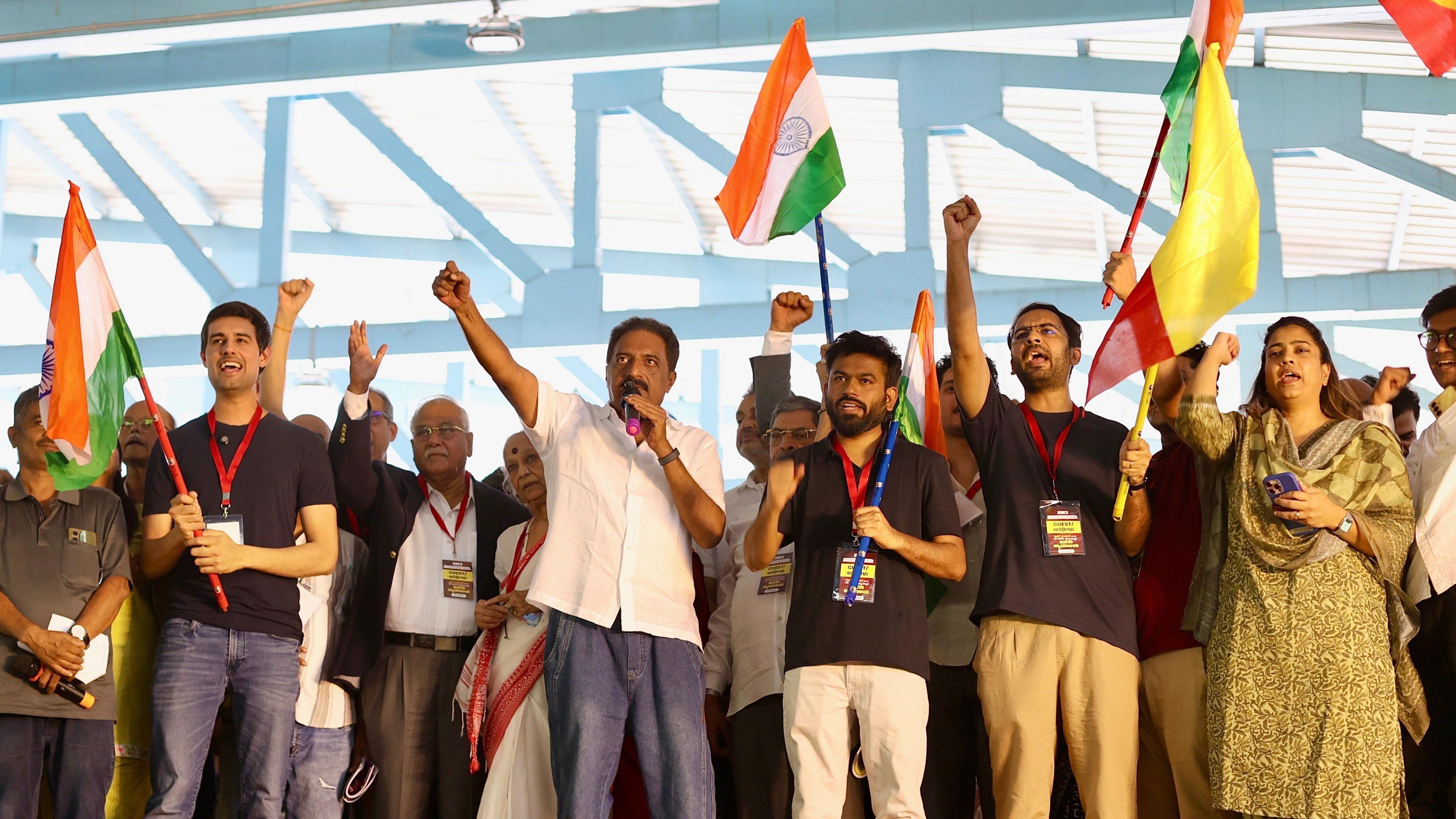 ยูทูปเบอร์และนักวิจารณ์การเมือง Dhruv Rathee (ซ้าย), นักแสดงอาวุโสแห่งบอลลีวูด Prakash Raj (กลาง), ผู้ก่อตั้ง Cockroach Janta Party (CJP) Abhijeet Dipke (ขวา) และคนอื่นๆ เข้าร่วมการประท้วงต่อต้านรัฐบาลกลางเรื่องการแก้ไขรายชื่อผู้มีสิทธิ์เลือกตั้งในบังกาลอร์ อินเดีย, 8 ตุลาคม 2026