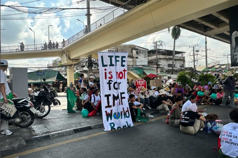ผู้ประท้วงรวมตัวกันที่สี่แยกพระราม 4 ใกล้ศูนย์การประชุมแห่งชาติสิริกิติ์ในกรุงเทพฯ เมื่อเช้าวันพฤหัสบดี