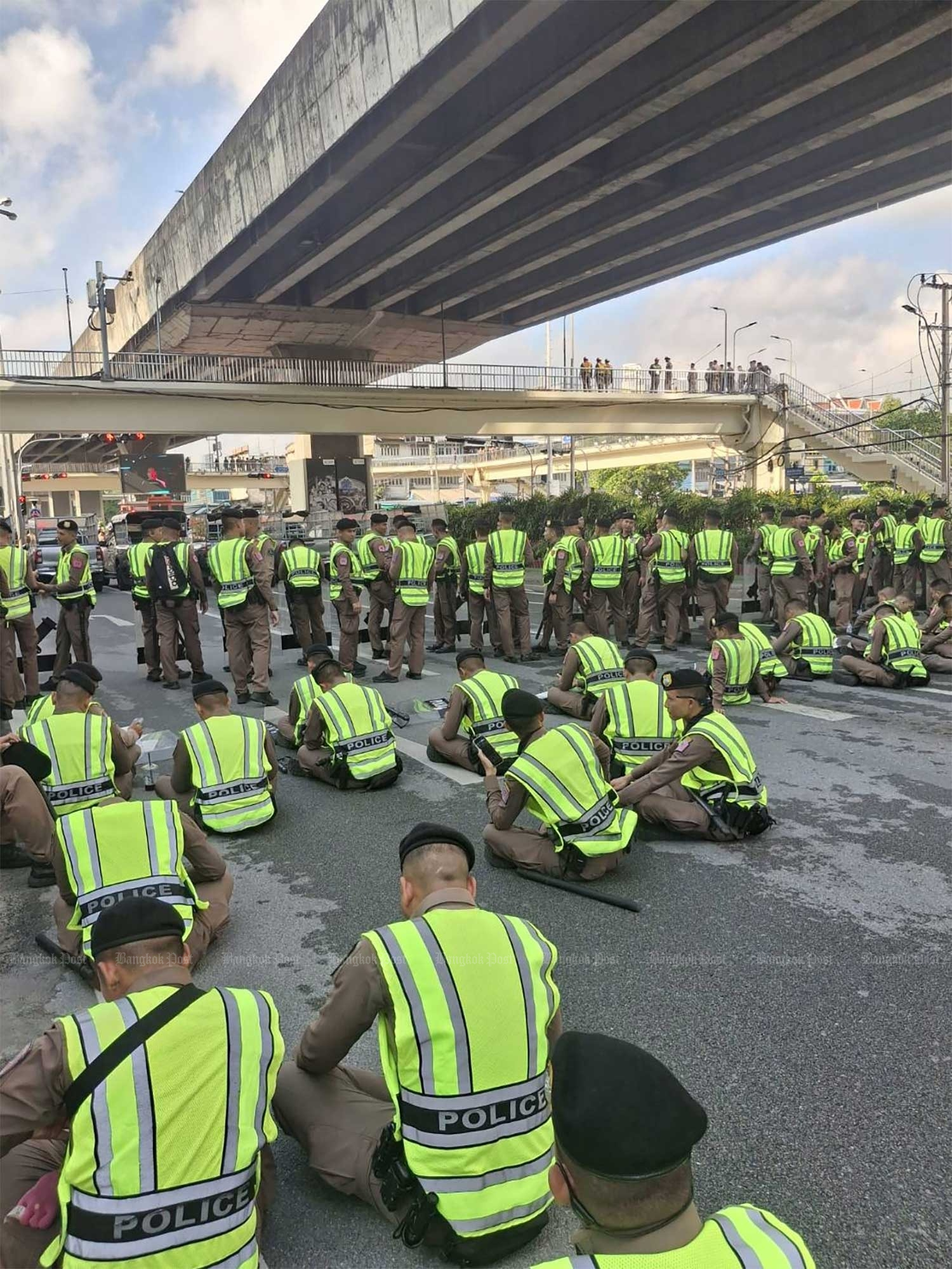 ตำรวจพร้อมกระบองรอรับมือผู้ประท้วง