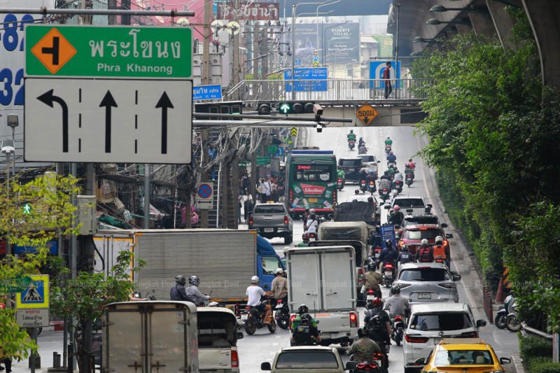 การจราจรติดขัดบริเวณสี่แยกพระโขนง บนถนนสุขุมวิท ในกรุงเทพฯ เมื่อวันที่ 25 กุมภาพันธ์ กรมการขนส่งทางบก (DLT) ได้ปฏิเสธรายงานข่าวทางโซเชียลมีเดียที่ระบุว่ามีแผนจะยกเลิกหรือยึดใบขับขี่ตลอดชีพ (ภาพ: สมชาย ภูมิหลาด)