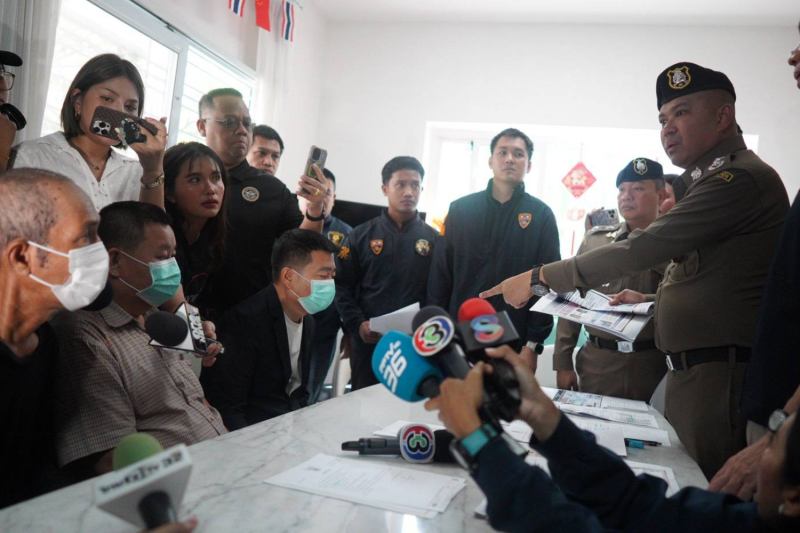 ตำรวจตั้งคำถามผู้ต้องสงสัย 3 ราย ในคดีอื้อฉาว “พ่อปลอม” ซึ่งถูกกล่าวหาว่าช่วยเหลือครอบครัวชาวจีนให้ได้รับใบรับรองการเกิดของไทยผ่านการจัดเตรียมที่ผิดกฎหมาย (ภาพ: จัดหาให้โดย/ วศโยส งามขำ)