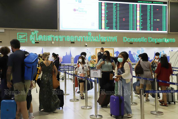 ผู้โดยสารเที่ยวบินในประเทศต่อคิวเช็คอินที่สนามบินดอนเมือง (ภาพ: อภิชิต จินากุล)