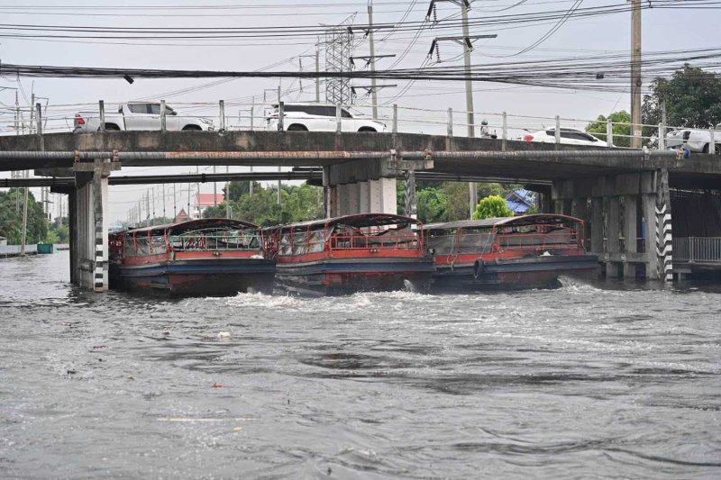 เรือหางยาวเร่งเครื่องช่วยผลักดันกระแสน้ำในคลองประเวศบุรีรมย์ เขตลาดกระบัง กรุงเทพฯ เมื่อวันเสาร์ (ภาพ: กทม.)